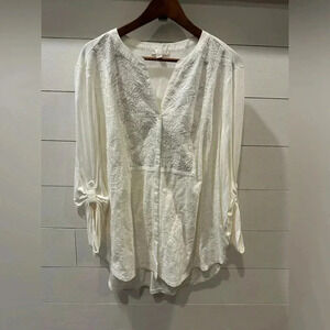 Lila Rose Women’s Ivory Feathered Emboidered Button Sleeve Top- size 1X